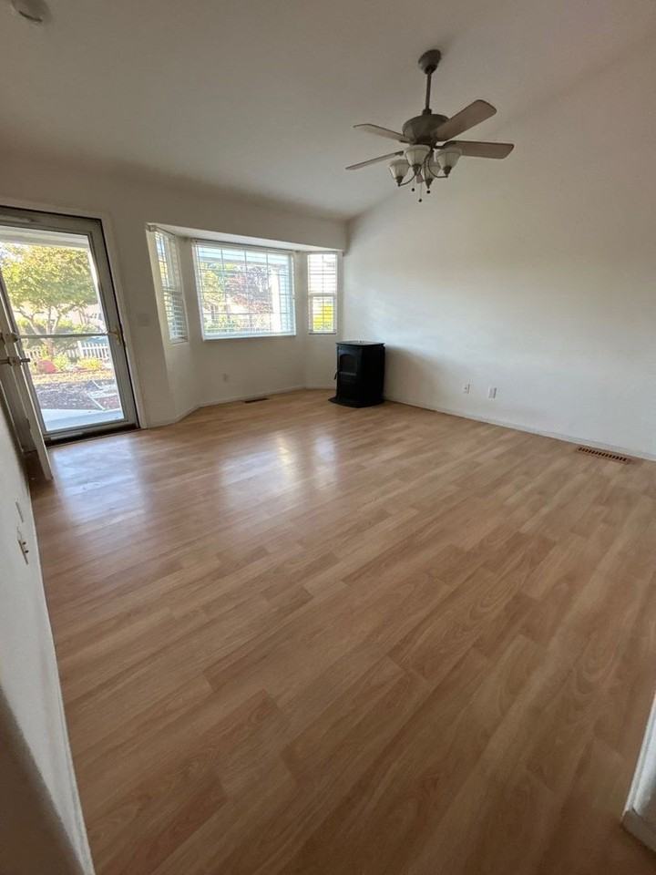 559 Nader Way - Photo 3 of 31