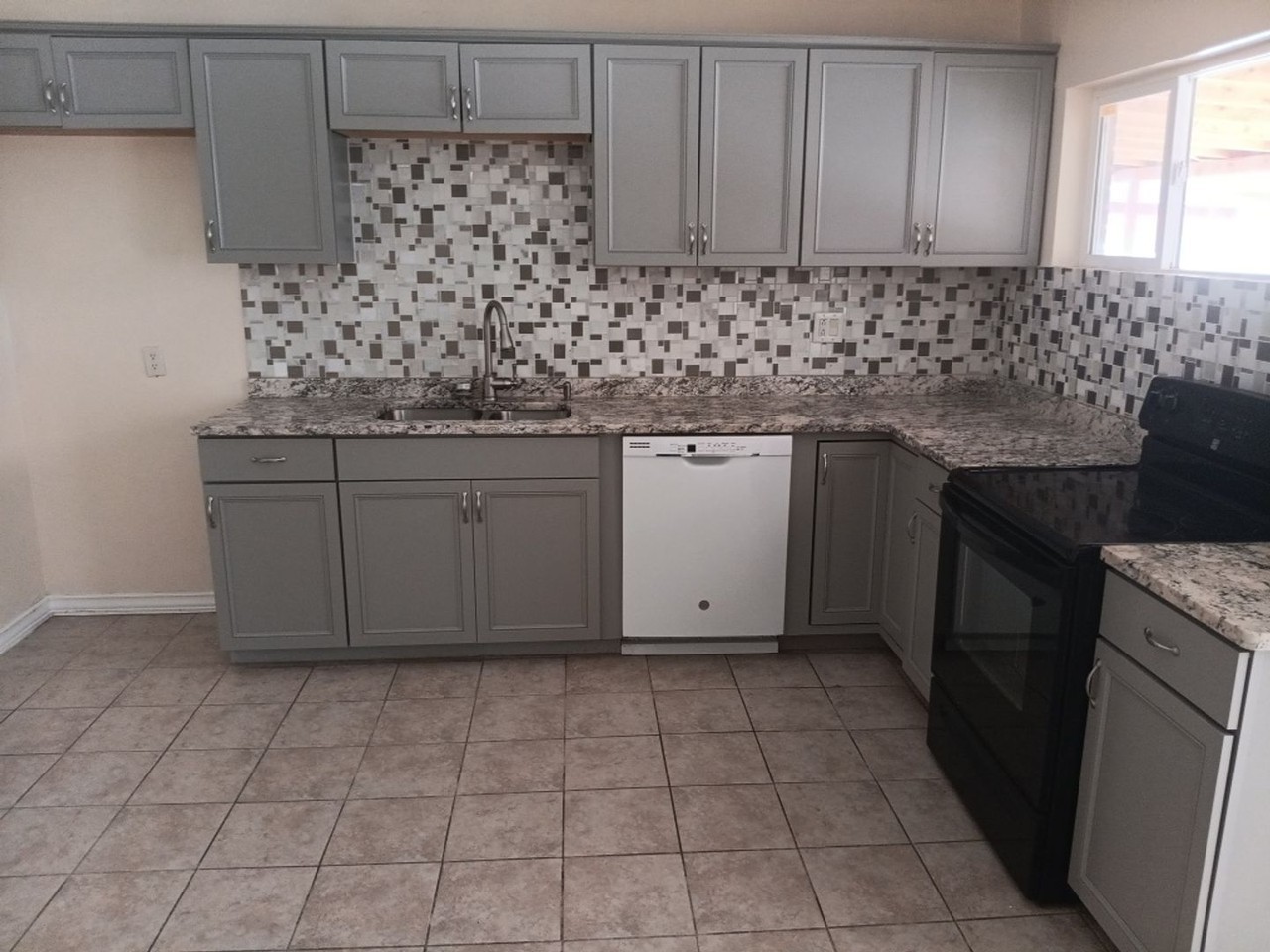 9002 Candelaria Rd Ne - Photo 6 of 20