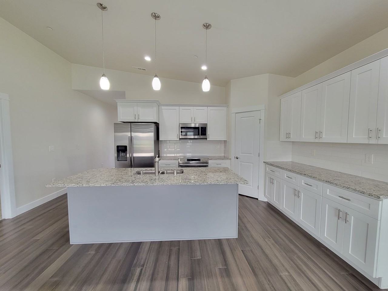 2234 Morris Ave - Photo 4 of 23