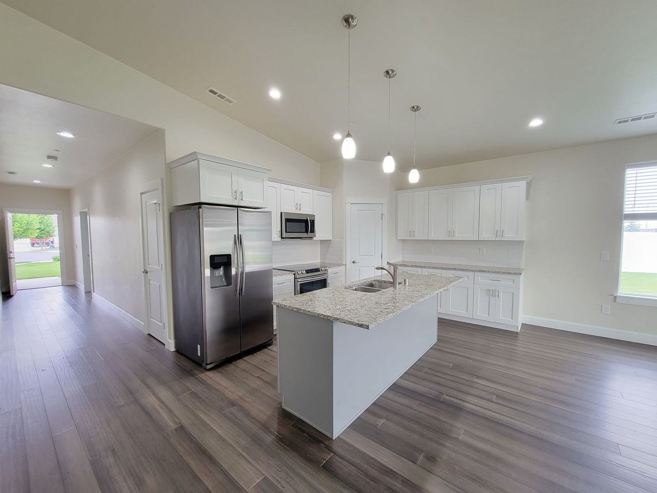 2234 Morris Ave - Photo 5 of 23