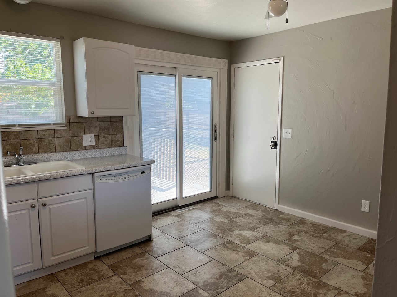 4756 S Olathe - Photo 5 of 12