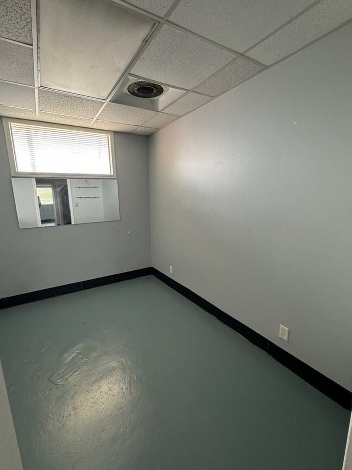 545 W Main St - Photo 5 of 6