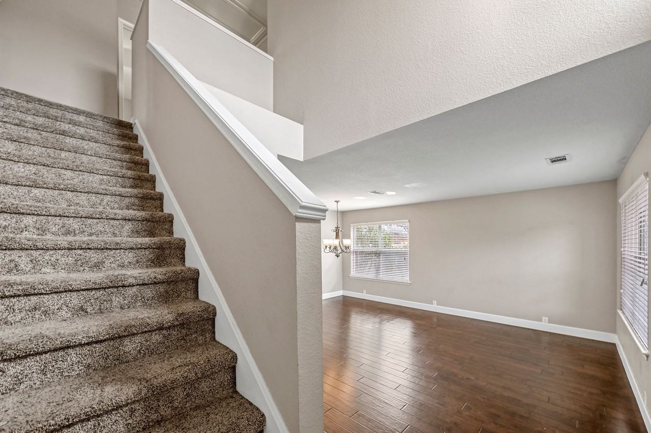 2504 Deer Run Ct - Photo 2 of 27