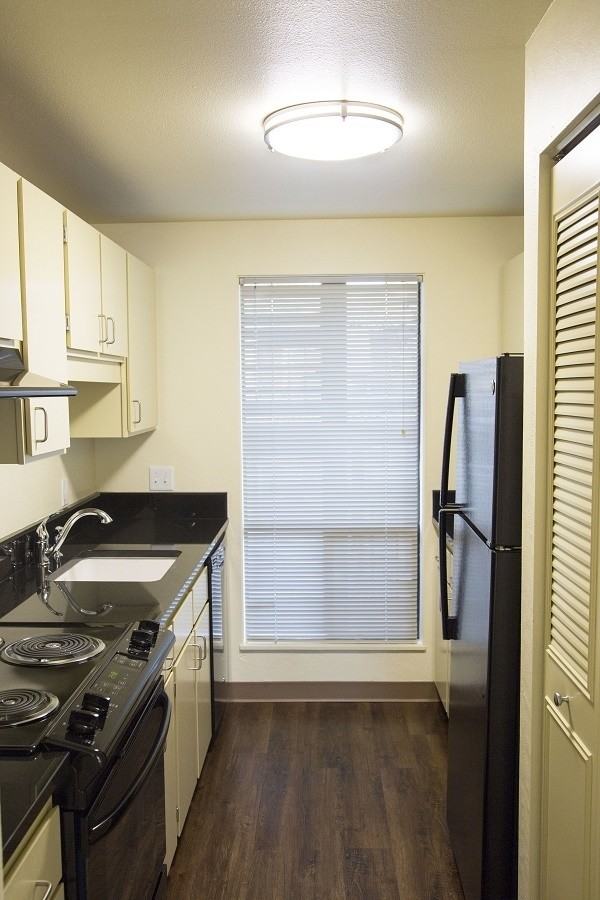 1792 Cal Young Rd - Photo 3 of 13