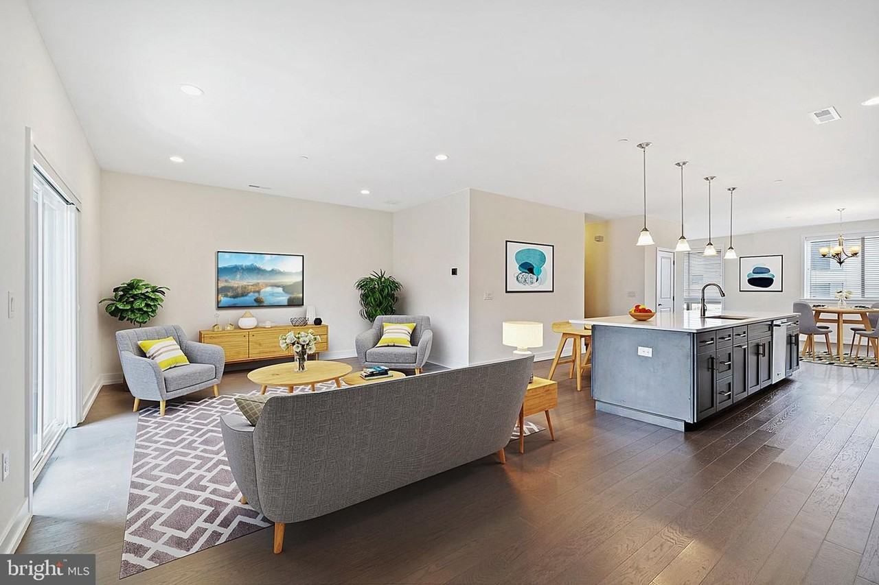 1016 Lakeview Ct - Photo 2 of 50