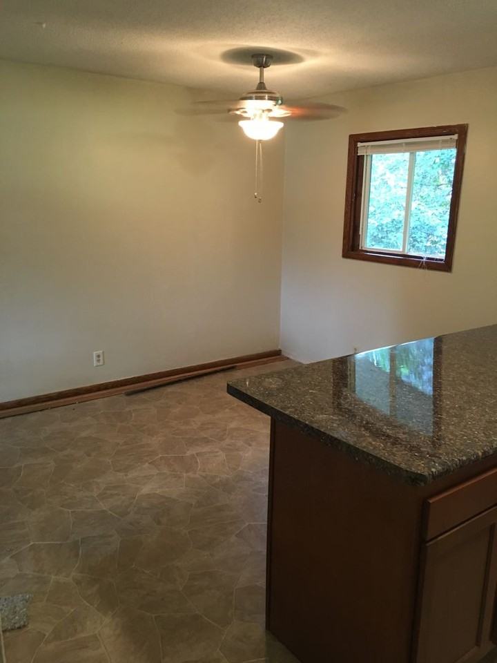 1012 W River Rd - Photo 3 of 6