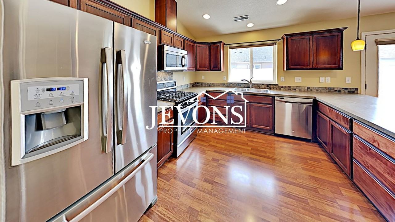 8152 Westbrook Ave - Photo 7 of 46