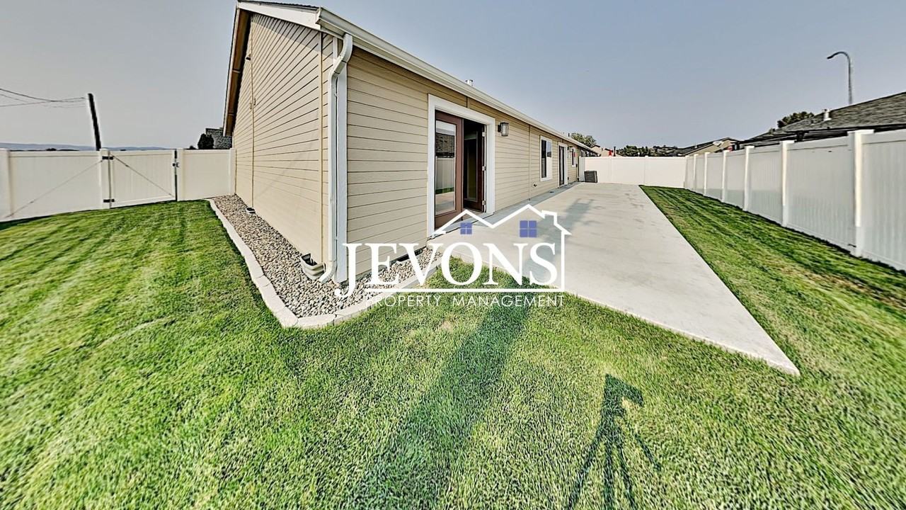 8152 Westbrook Ave - Photo 5 of 46