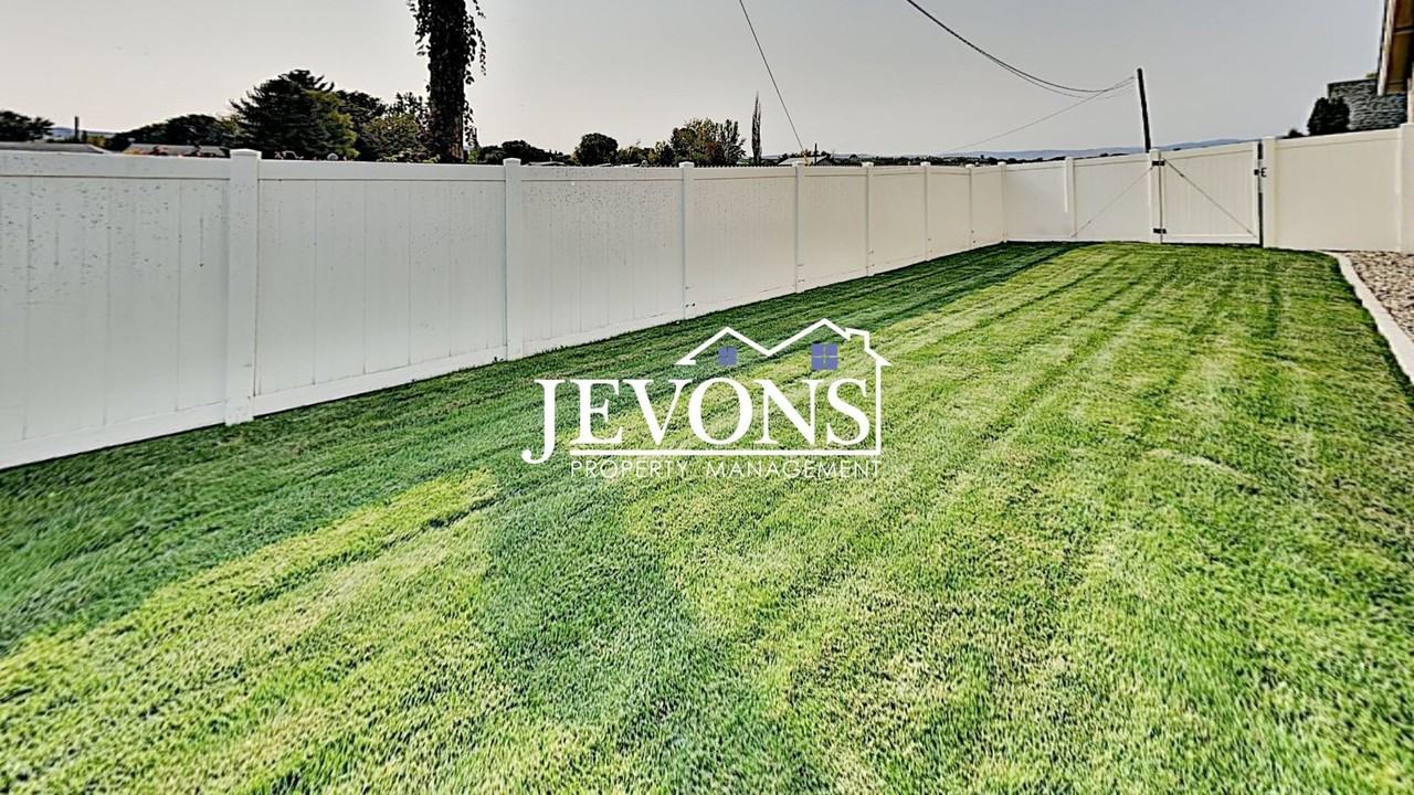 8152 Westbrook Ave - Photo 6 of 46