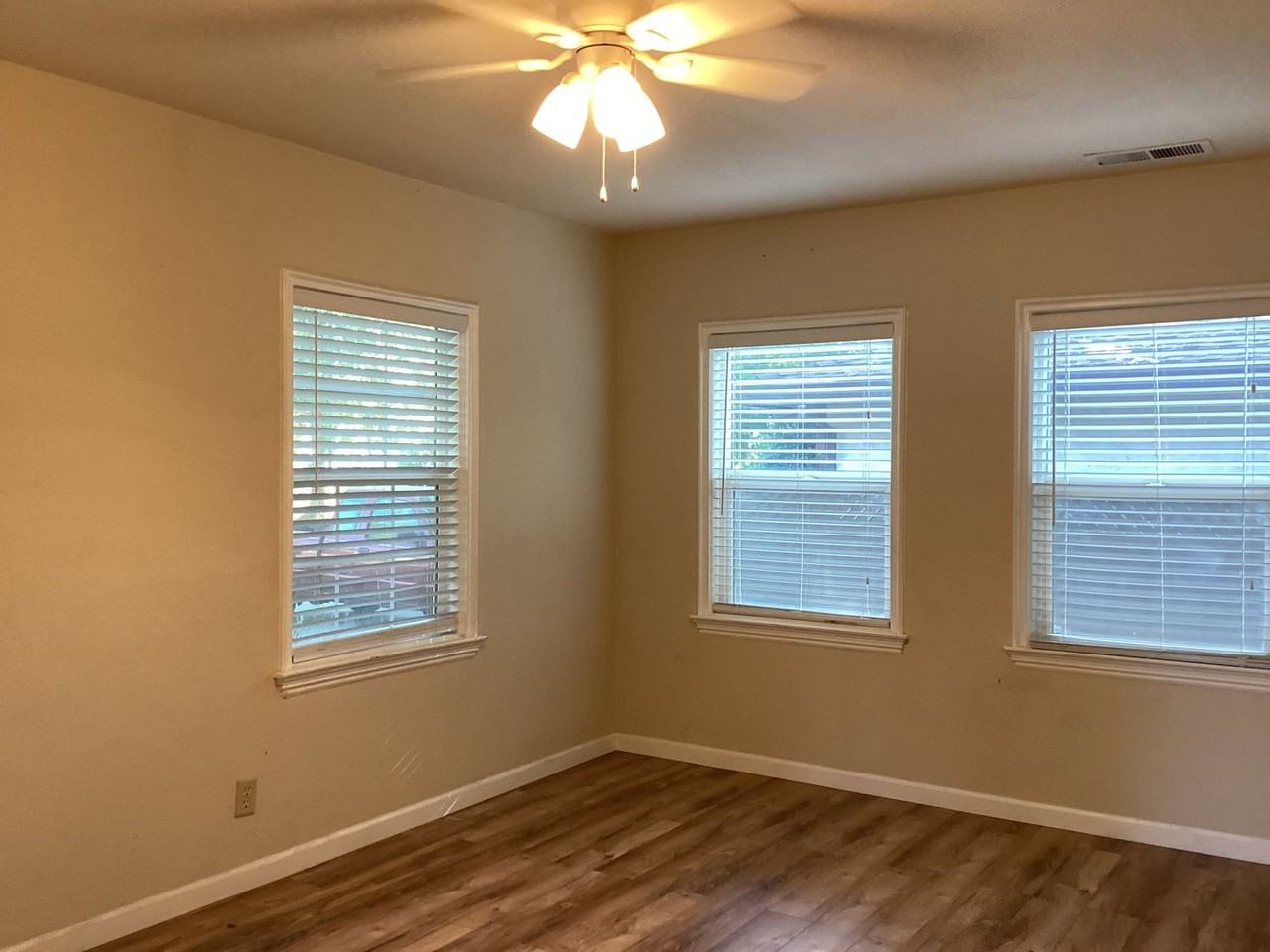 184 E Washington Ave - Photo 5 of 18