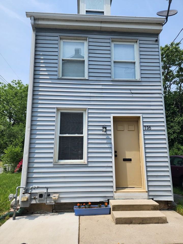326 Clinton St - Photo 2 of 15