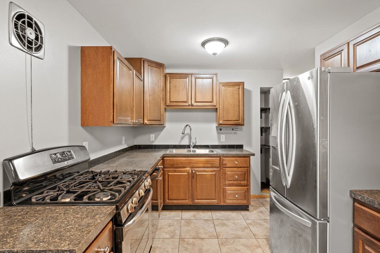 1711 Rose Pl - Photo 5 of 33