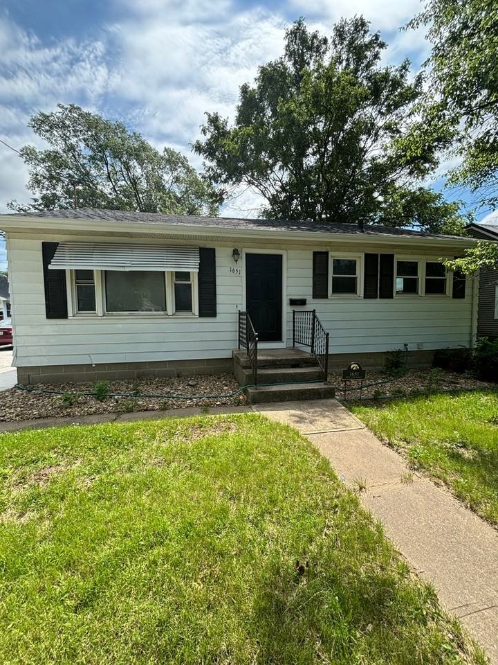 1651 W 11th St - Photo 3 of 10