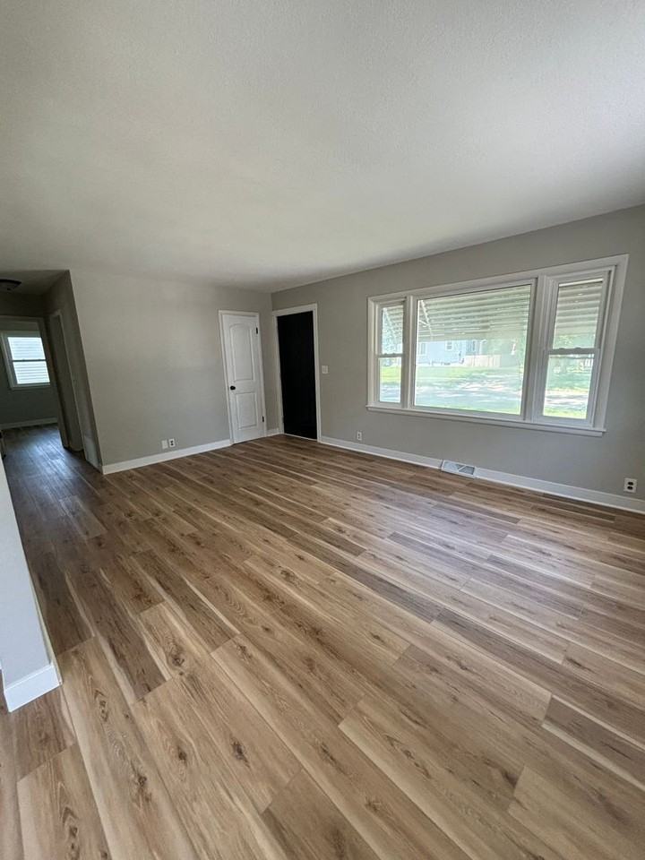 1651 W 11th St - Photo 5 of 10