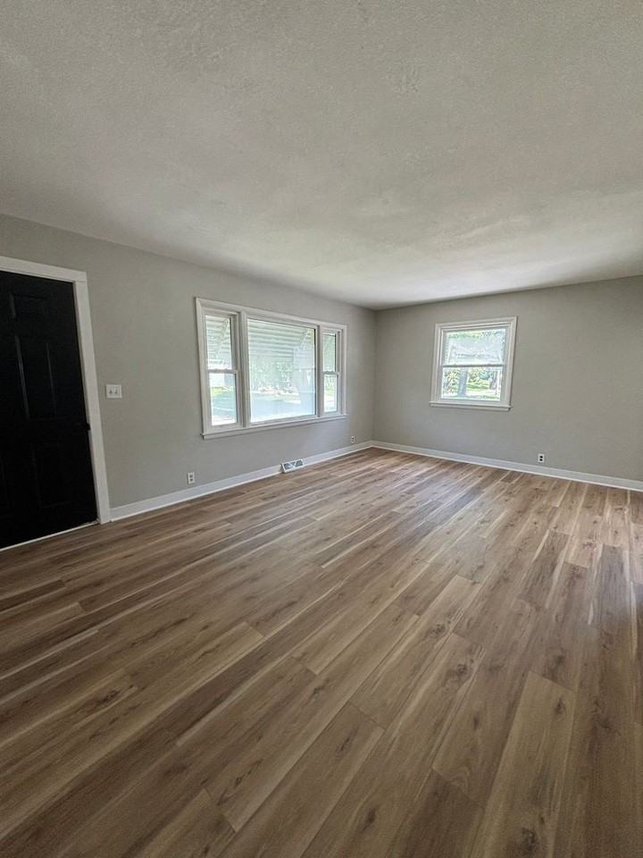 1651 W 11th St - Photo 6 of 10