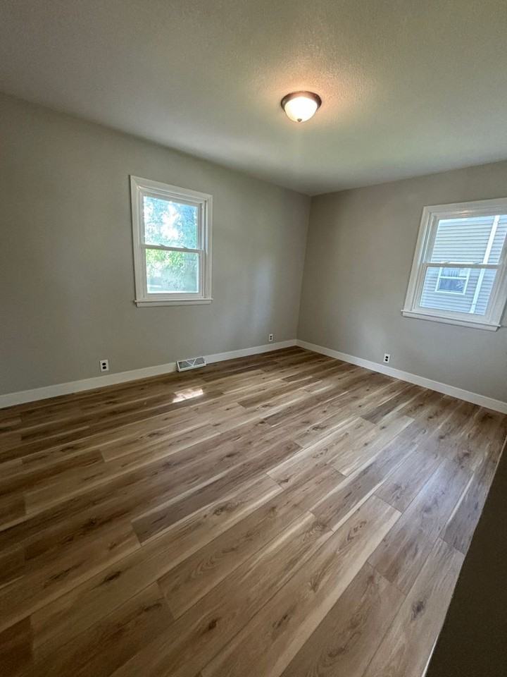 1651 W 11th St - Photo 7 of 10