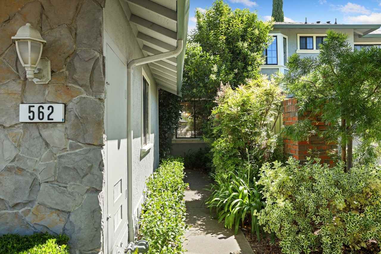 562 La Corso Dr - Photo 3 of 34