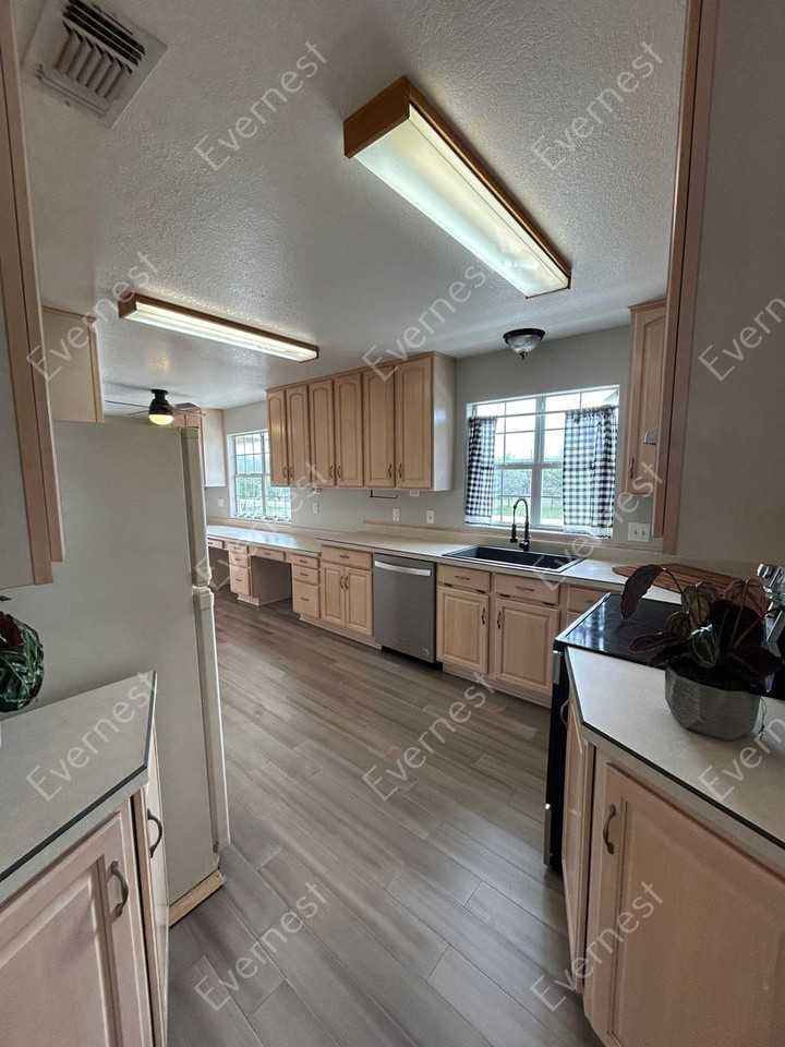 3304 Deerfoot Trl - Photo 3 of 50