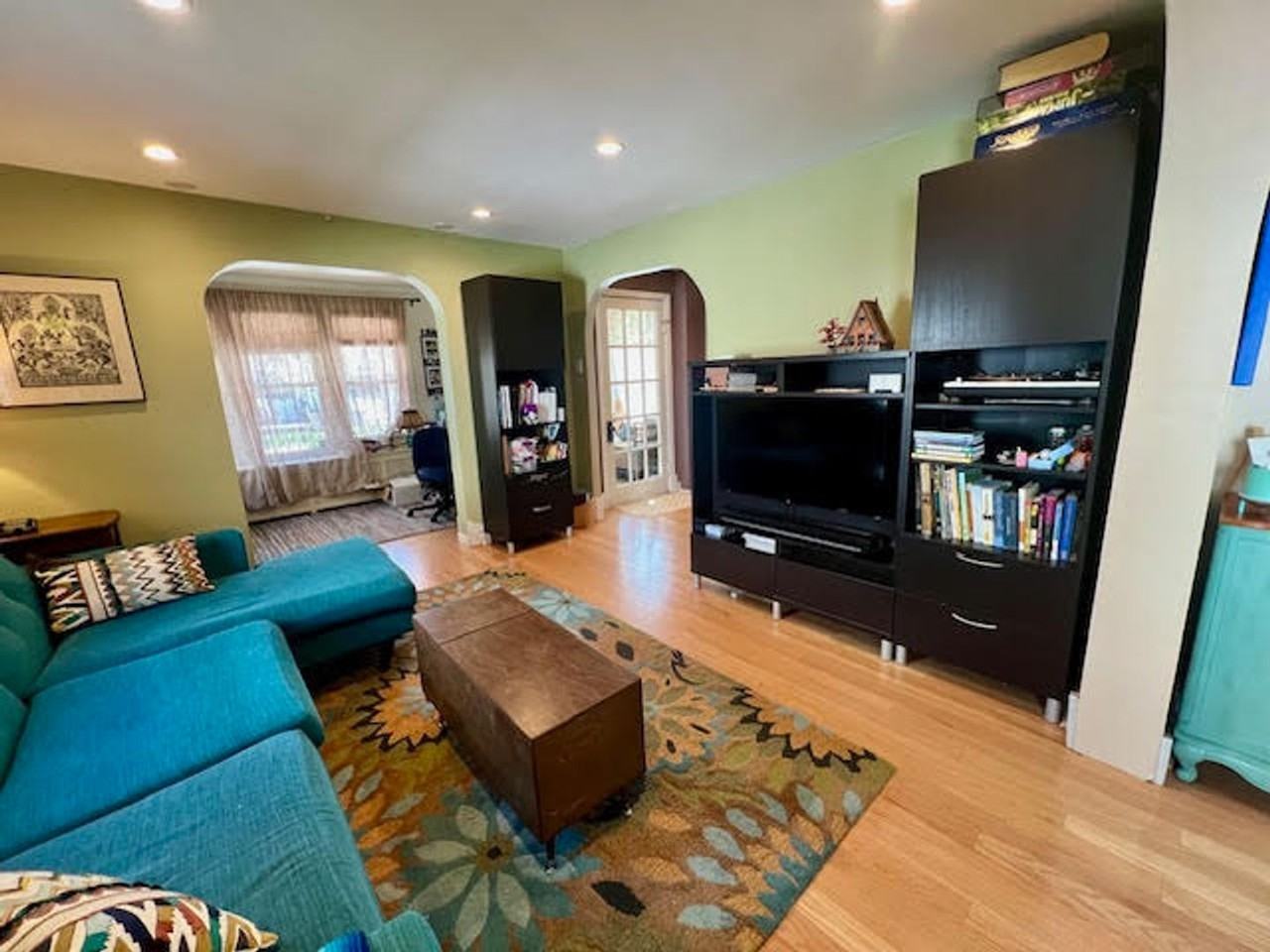 1533 Dempster St - Photo 2 of 31