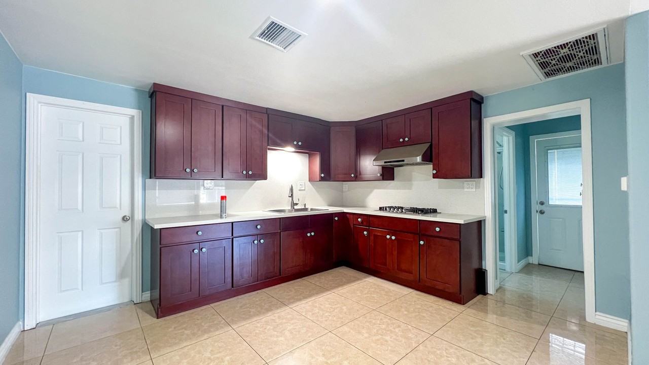 10122 Larson Ave - Photo 2 of 14