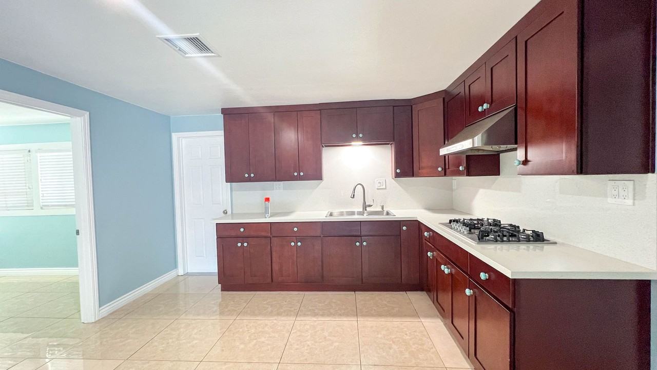 10122 Larson Ave - Photo 3 of 14