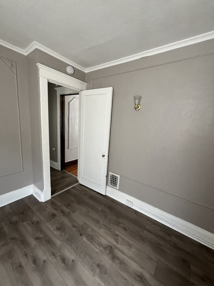 155 Kensington Ave - Photo 3 of 23