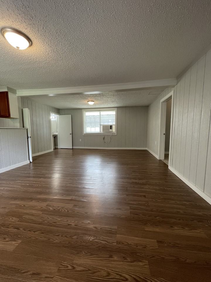 1317 W 16th St - Photo 2 of 10