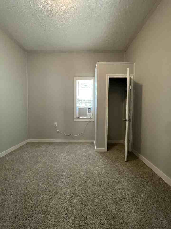 1317 W 16th St - Photo 3 of 10