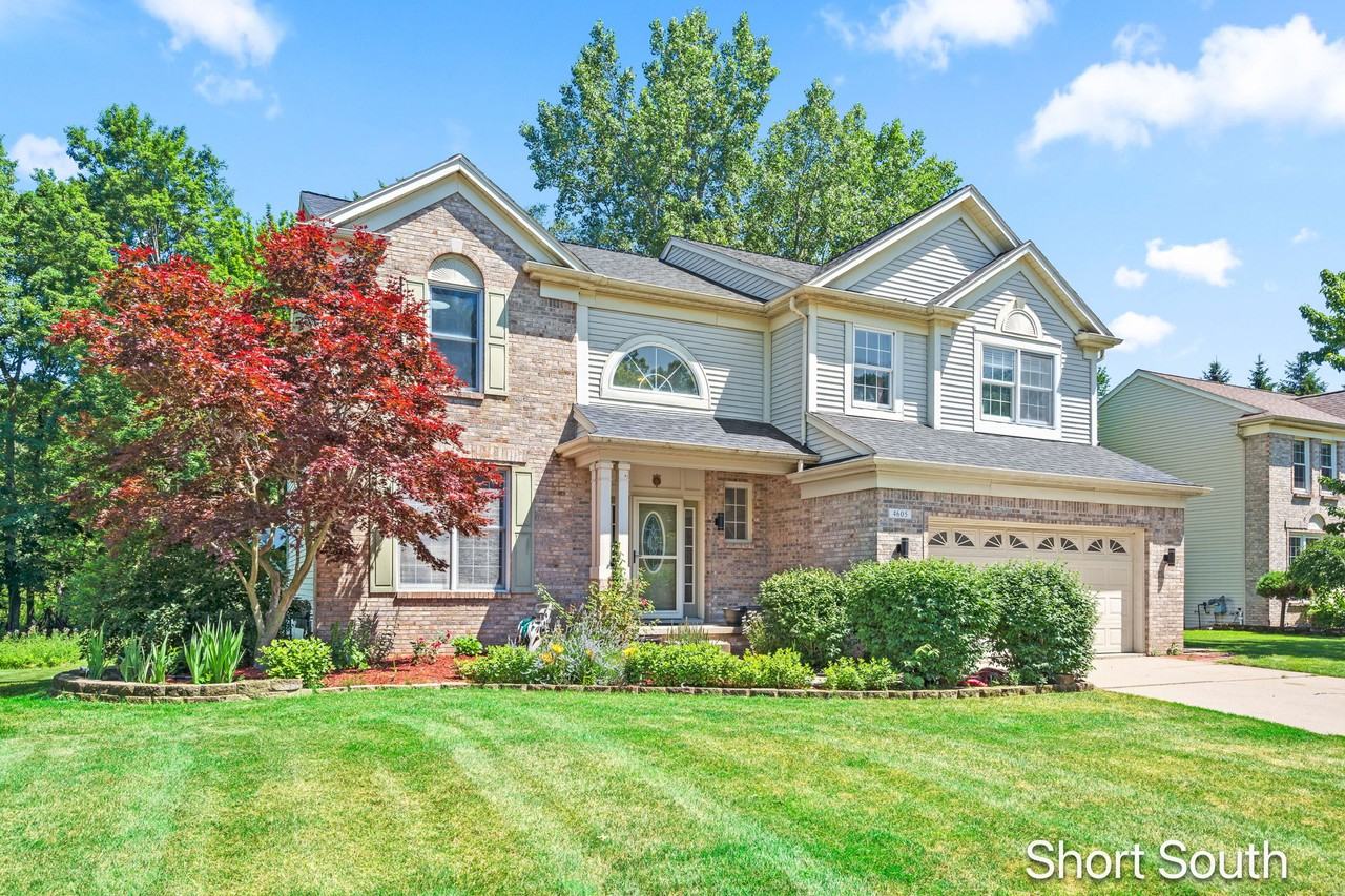 4605 Woodcreek Dr Se - Photo 2 of 38