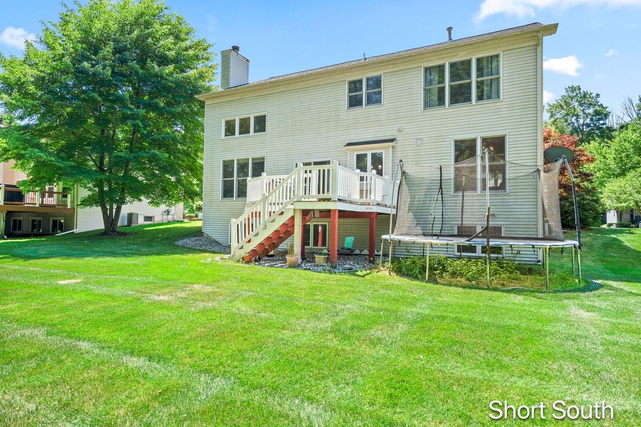 4605 Woodcreek Dr Se - Photo 3 of 38