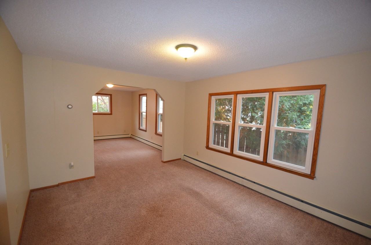 237 Sidney St W - Photo 3 of 7