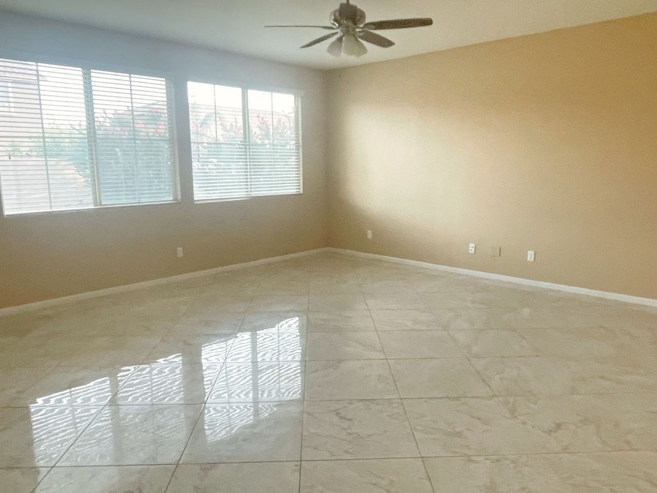 1121 E Regent Dr - Photo 2 of 23