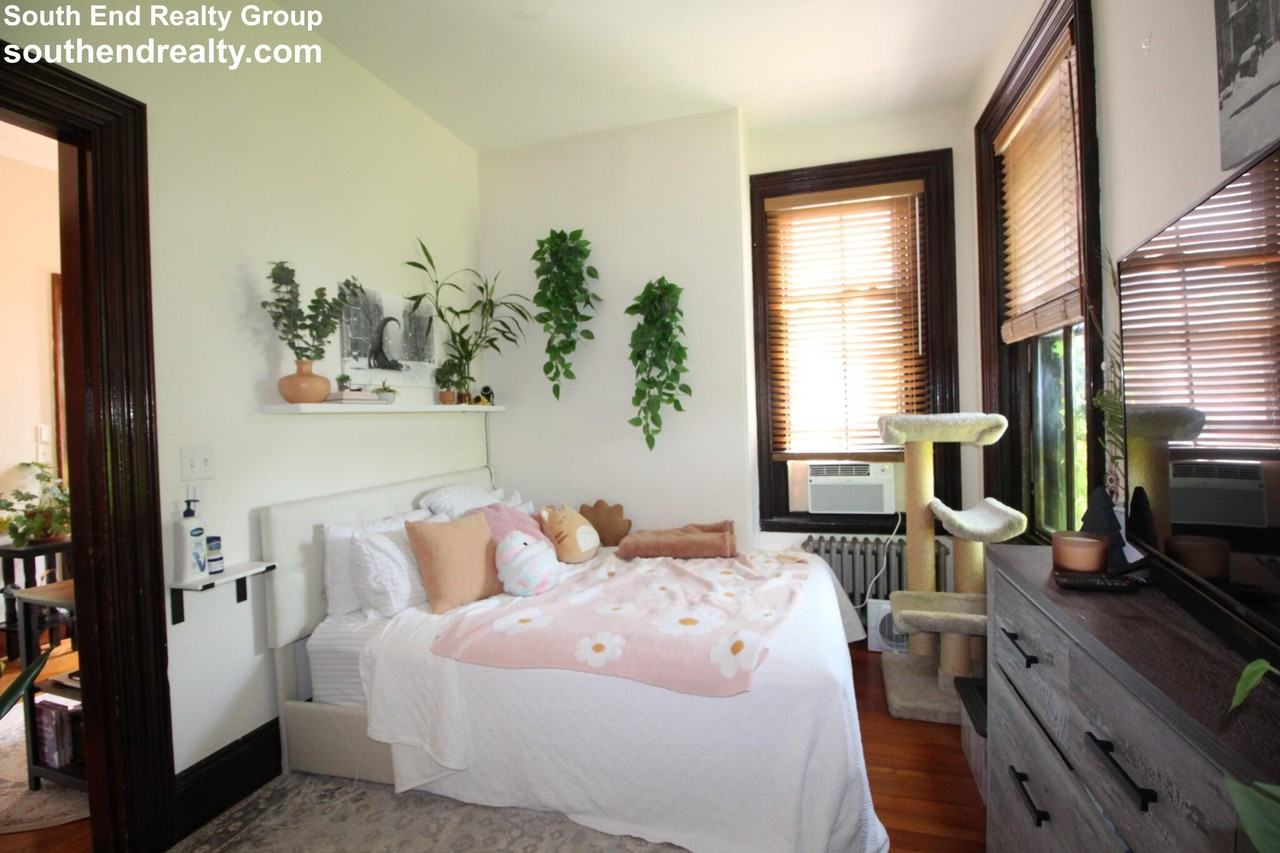 517 E Broadway #2 - Photo 3 of 19