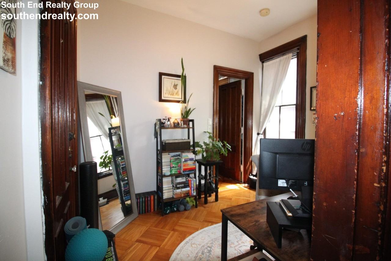 517 E Broadway #2 - Photo 4 of 19