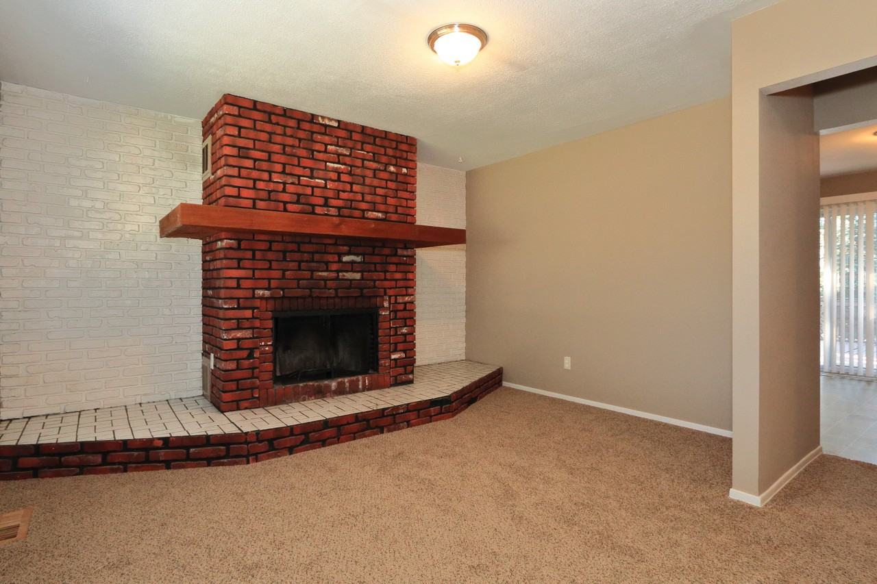 11940 Longmont Dr - Photo 3 of 15