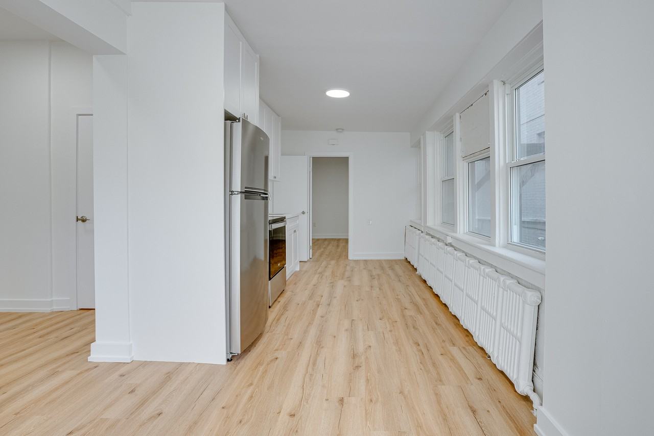 200 King St - Photo 3 of 9