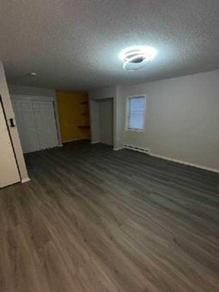 1526 E Superior St - Photo 3 of 7