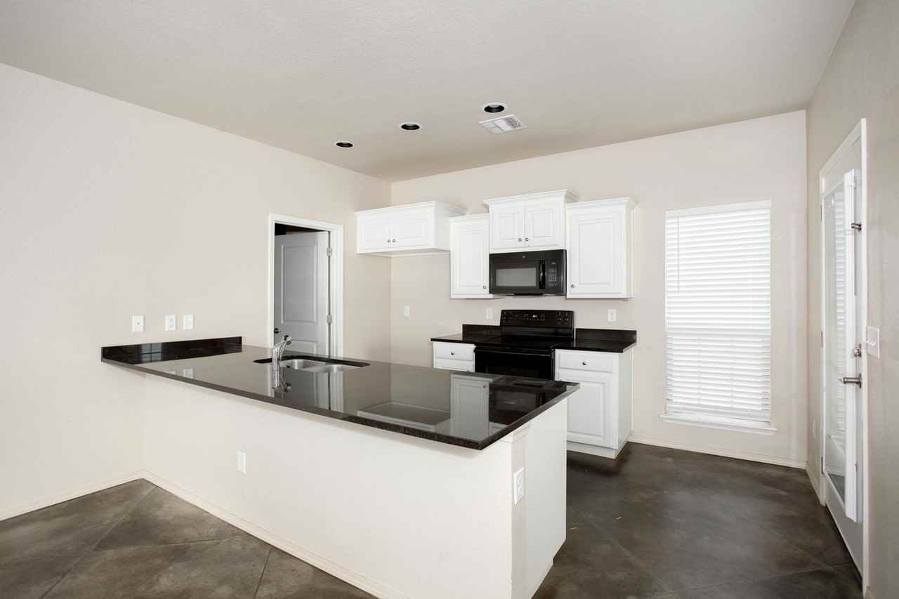 4600 Gloster St - Photo 4 of 19
