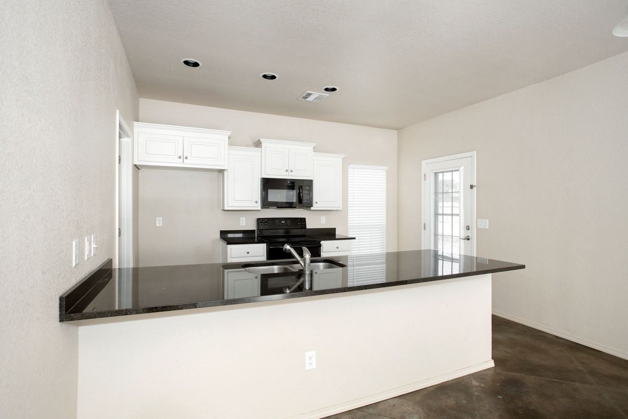 4600 Gloster St - Photo 6 of 19