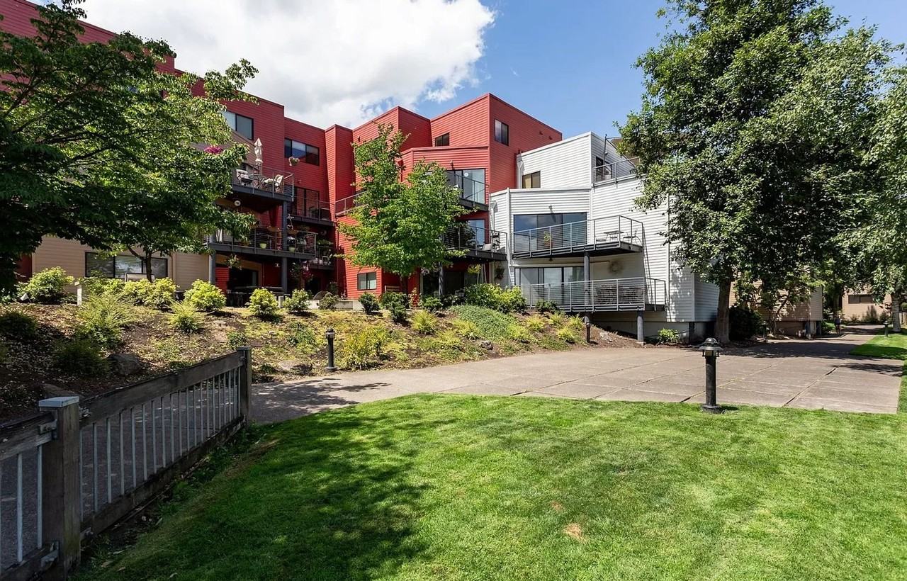 710 Nw Naito Pkwy #C19 - Photo 3 of 9