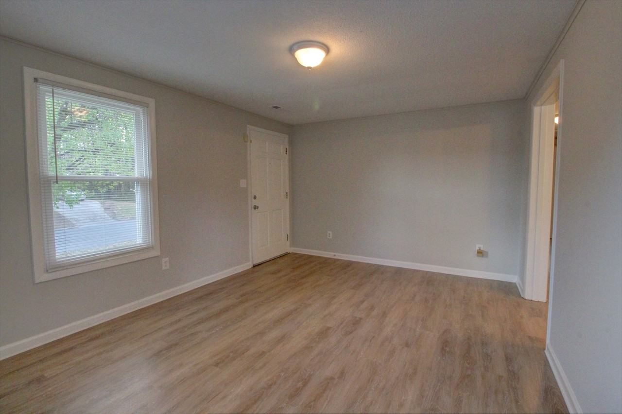 2530 Glenbrook Dr - Photo 7 of 13