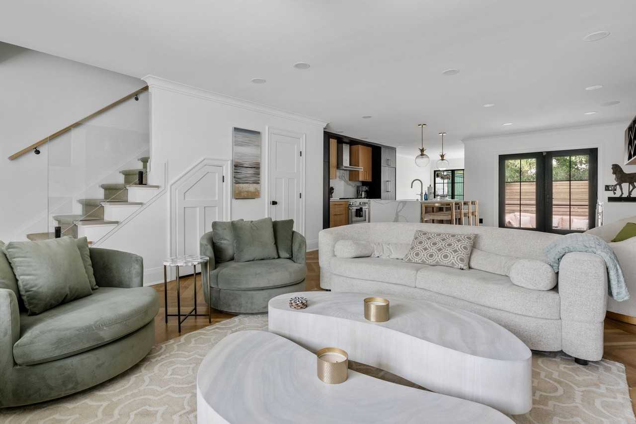 5 1/2 Bennett St - Photo 2 of 44