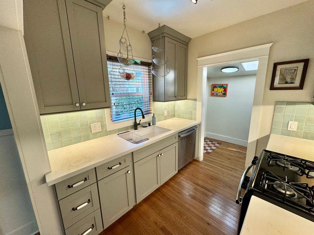 425 W 5th St - Photo 2 of 3