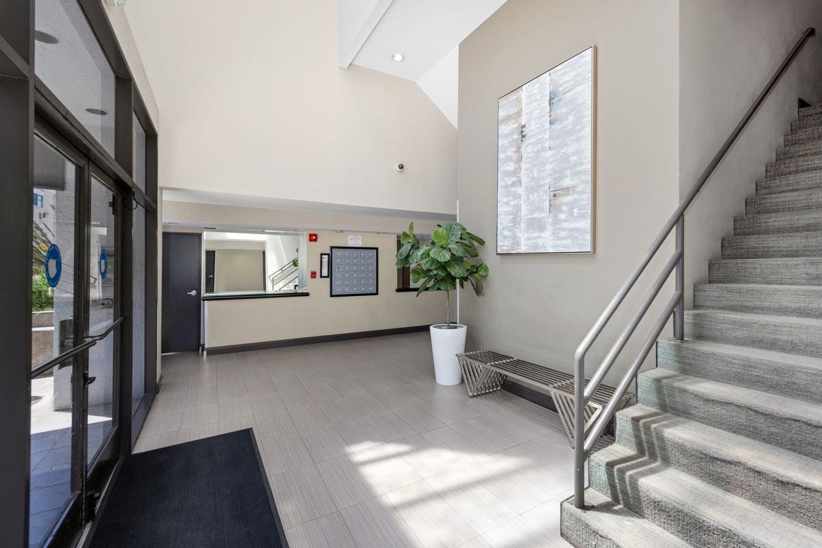 520 S Barrington Ave ##116 - Photo 3 of 25