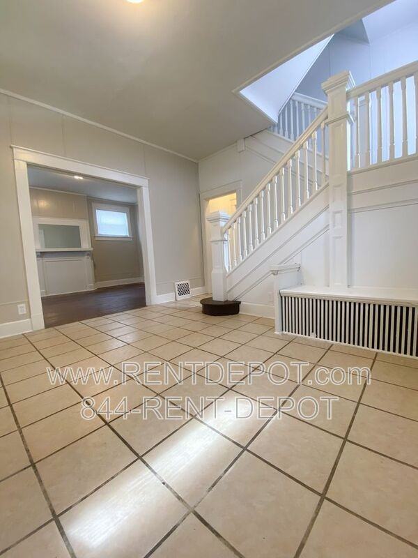 825 E Gum St - Photo 2 of 10