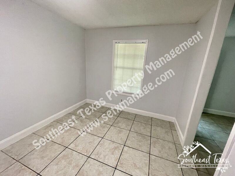 5108 10th St - Photo 3 of 9