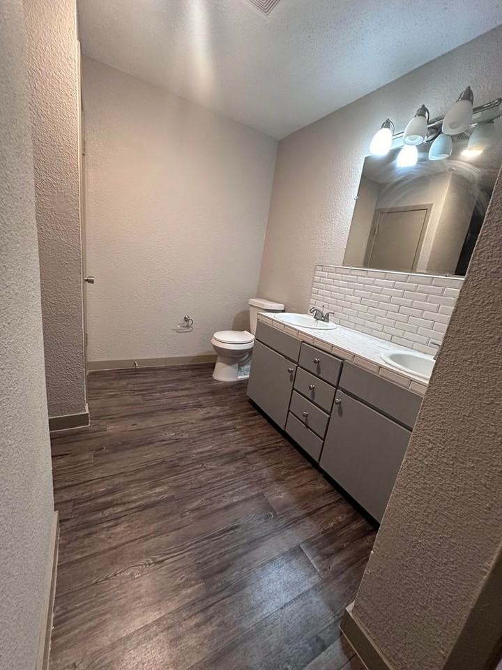 Commerce Village Apartments - Photo 7 of 20