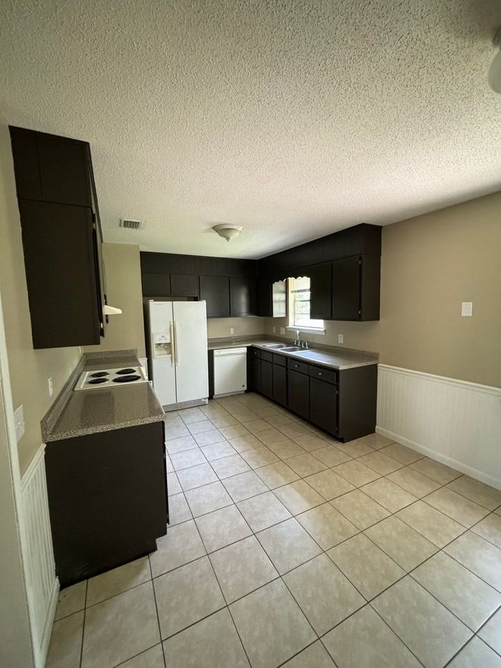 121 Deerwood Court - Photo 3 of 13