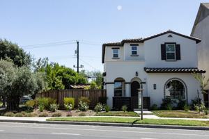 featured image of 3041 Crocker Dr