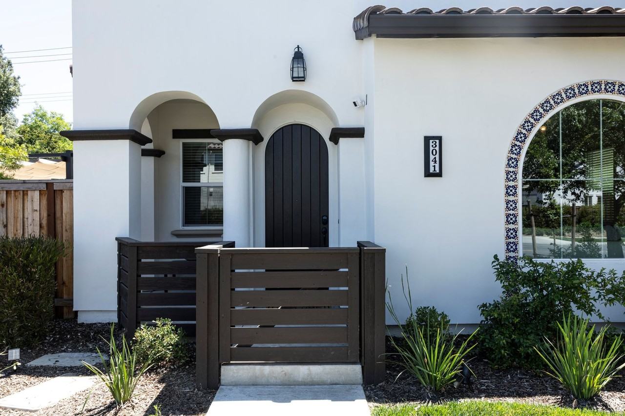 3041 Crocker Dr - Photo 3 of 44